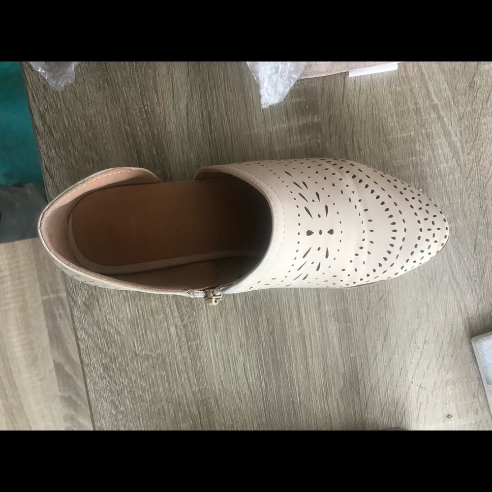White designed flats - Picture 3 of 3